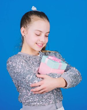 Doğum günün kutlu olsun. Tatil kutlaması. Neşeli çocuk. Hediyeye sahip küçük bir kız. Sürpriz. Çocuk günü. Kutlama. Boks günü. Noel alışverişi. Şu anda kutu olan küçük kız. Doğum günü hediyesi