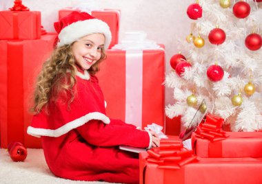 Noel Baba 'ya mektup yazıyorum. Kış geleneği. Tatlı kız dizüstü bilgisayarına e-posta yazıyor. Noel Baba için modern bir mektup. Çevrimiçi Noel Baba. Noel Baba 'ya mesaj gönder. Noel ve yeni yıl tatili