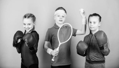 Çocukların eğlendikleri sporu bulmalarına yardımcı olacak yollar. Dostlar spor antrenmanına hazır. Sportif kardeşler. Çocuk tamamen farklı bir sporda başarılı olabilir. Boks aletli kızlar ve erkek tenisçi.