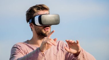 Dijital yüzey ile etkileşim. Jest kontrolü. 3 boyutlu görselleştirme. VR iletişimi. Adam VR gökyüzü geçmişini araştırıyor. VR teknolojisi ve gelecek. Heyecan verici izlenimler. Oyun ve eğlence