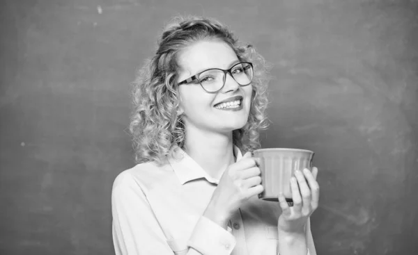 A aquecer com café fresco. professor da escola precisa de coffee break. mulher com xícara de café. energia e vigor. carga de energia. ideia e inspiração. Bom dia. menina refrescante com bebida de chá — Fotografia de Stock