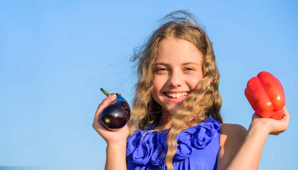 Pequeño granjero pimiento dulce y berenjena. cosecha de otoño. Niña feliz sostén vegetal. comida saludable para los niños. niño en la granja de verano. Comida ecológica. cosecha de vitamina. jardín de primavera — Foto de Stock