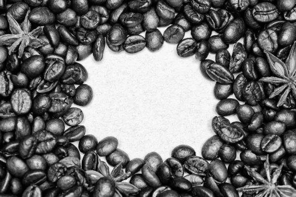커피숍 이나 상점. 커피 콩을 로스팅의 정도. 신선한 볶은 커피 콩. 카페인과 향신료가 함유된 음료. 영감과 에너지 충전을위한 커피. 텍스처 및 배경 개념 — 스톡 사진