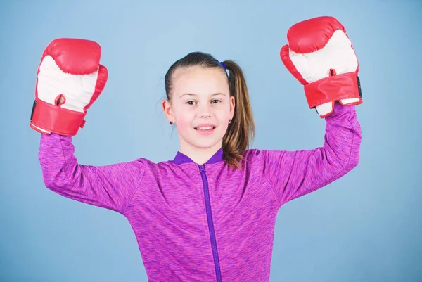 Élvezete a sport. Női bokszoló. Sport neveltetés. Ökölvívás biztosít szigorú fegyelem. Lány aranyos bokszoló kék háttér. A sztereotípia ellentéte. Boxer gyermek bokszkesztyűben. Magabiztos tini — Stock Fotó