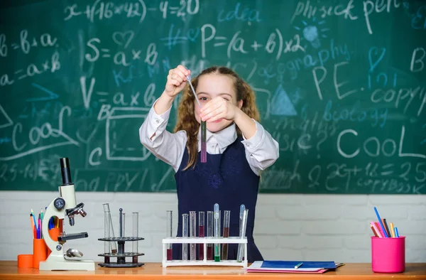 Lección de química escolar. Tubos de ensayo con sustancias. Educación formal. Futuro microbiólogo. Laboratorio escolar. Chica inteligente estudiante llevar a cabo el experimento escolar. Alumnos de la escuela estudian líquidos químicos — Foto de Stock