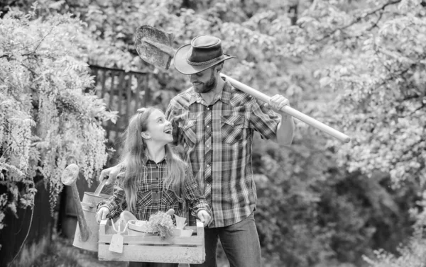 Att göra ditt liv färgat. familjegård. far och dotter på Ranch. liten flicka och lycklig man pappa. Earth Day. Spring Village Country. Ekologi. Trädgårdsskötsel verktyg. Hon älskar att jobba med blommor — Stockfoto