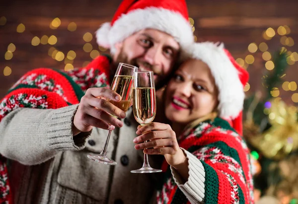 Âşık olmak. Selamlama zamanı. Çift kendini rahat hissediyor. Mutlu noeller. Aile şampanyası. Birbirine aşık çift Noel Baba şapkası. Hediye zamanı. Mutlu yıllar. Tatil kutlaması. Kadınlar ve erkekler xmas 'ı sever