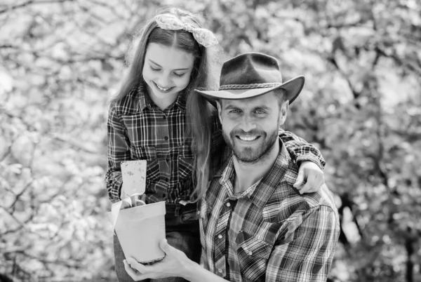 Vårbyns land. far och dotter på ranch. liten flicka och lycklig man pappa. Jordens dag. Ett nytt liv. Ekologisk miljö. Jord och gödselmedel. Familjejordbruk. jordbruk. Kvinnlig florist på jobbet — Stockfoto