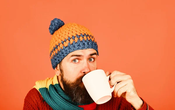 Koffeinmentes vagy koffeinmentes italok ötlete. Meleg kalapos férfi. — Stock Fotó