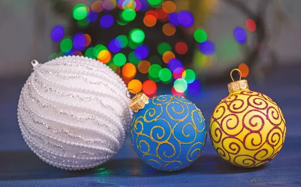Concepto de vacaciones de invierno. El símbolo del nuevo año y las fiestas navideñas. Decora el árbol de Navidad con juguetes tradicionales. Varias decoraciones navideñas. Decoración de bolas de Navidad en superficie de madera azul — Foto de Stock