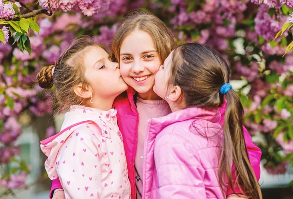 Sommer. Schönheit der Kindheit. Familientag. Naturkosmetik für die Haut. Kleine Mädchen im Frühling blühen. Blütengeruch, Allergie. Schwesternschaft. glückliche Schwestern in Kirschblüte. Sakura blüht — Stockfoto