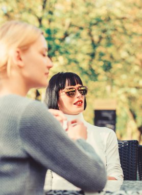 Yaz günü. Kızlar cafe 'de tanışır. Kadın arkadaşlığı. Kahveyle rahatla. Moda güzeli. Bisiness öğle yemeği. Mutlu öğle yemekleri. Sabah kahvesinin tadını çıkarıyorum. Kahve zamanı. Kafede toplantı.