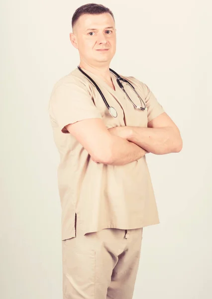 Medicina y salud. Tratamiento y prevención. Chico experimentado médico ropa beige sobre fondo blanco. Comprueba la salud. Clínica privada. Carrera de doctor. Hombre doctor estetoscopio médico uniforme — Foto de Stock