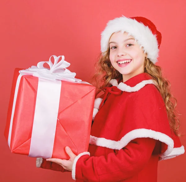 난 너무 흥분 돼입니다. 여자 귀여운 아이 산타 의상 크리스마스 선물 상자를 개최. 내부는 무엇입니까. 수 있습니다 오픈 크리스마스 선물. 행복과 기쁨 개념입니다. 선물 배달 서비스입니다. 작은 소녀는 크리스마스를 축 하 — 스톡 사진