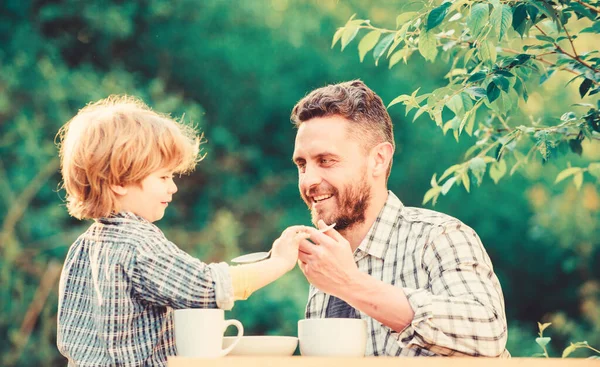 Small boy child with dad. father and son eat outdoor. they love eating together. Weekend breakfast. healthy food. Family day bonding. organic and natural food. Having fun — Stock Photo, Image