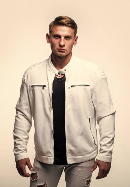 Beyaz şehir kıyafetleri içindeki genç, kendine güvenen adam, moda.