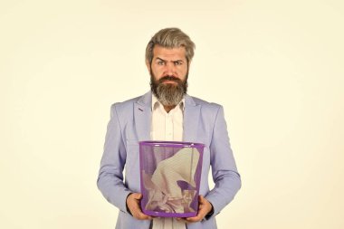 İş adamı çöp tenekesini tutar. Adam kayıp evrakları kağıt kutusunda arıyor. Çöp kutusunu kazan bir ofis çalışanı. Belgeyi kurtar. Kanıtları yok et. Çöpleri karıştırmak. Sildikten sonra dosyaları kurtar