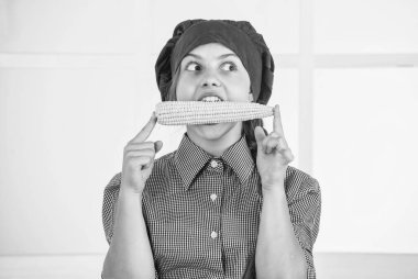 Yemekte mısır yiyen kız, sebze