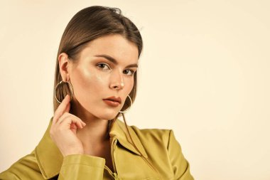 Hoş bir görünüş. Makyajda doğallık ve hünersizlik. Seksi, şehvetli kadın. Güzel surat. Kadın cilt bakımı. Makyaj ve makyaj malzemeleri. Sıradan moda tarzı. Moda makyajlı bir kadın. Cilt rengi