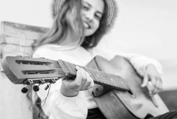 Seguire il proprio stile. sentire l'ispirazione. bambino allegro con chitarra acustica. — Foto Stock