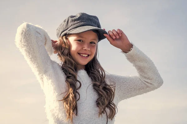 Stílusos gyerek divatos sapkát visel. szezonális őszi divat megjelenés. tizenéves lány — Stock Fotó