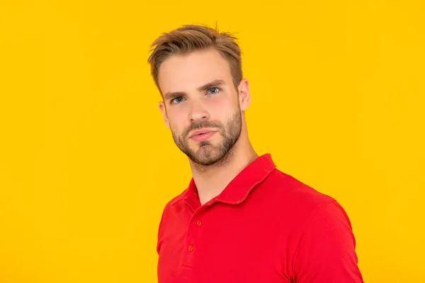 Sarı arka planda kırmızı gömlekli adamın yüzü, cilt bakımı. — Stok fotoğraf