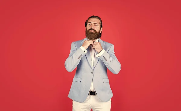 Hombre bien arreglado en la boda formalwear tiene barba, belleza —  Fotos de Stock