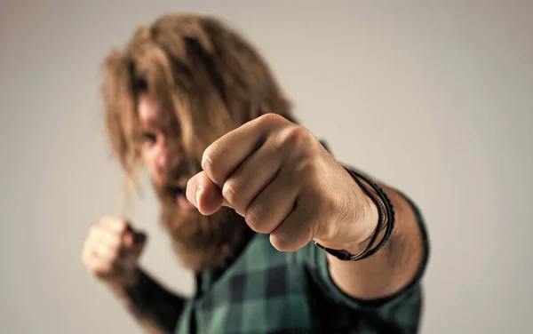 Bara en träff. Skäggig man som slår med knytnäve. Boxningskoncept. negativa mänskliga känslor. ilska och aggression. Argt moget brutalt hipsterslagsmål. En knockout. avslappnad mode stil — Stockfoto