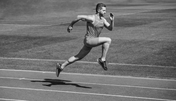 Corredor deportivo al aire libre. atención médica. energía. chico musculoso correr hacia el éxito. Hombre corriendo en el estadio. rutina deportiva y estilo de vida saludable. entrenamiento deportivo. atleta masculino hacer ejercicio matutino — Foto de Stock