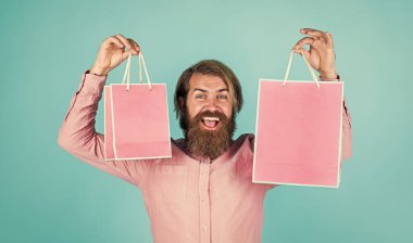 Tişörtünde alışveriş çantası olan olgun, vahşi bir hippi.