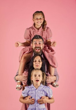 Çocuklar ebeveynlerini sever. Anne ve babayla çocuklar. Uluslararası Çocuk Günü. Mutlu çocukluk. Aile değerleri. Babalar günü. Mutlu aile kavramı. Anne baba ve iki küçük kız. Ev Günü