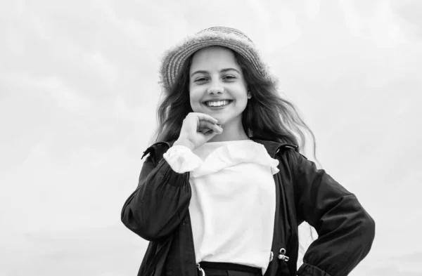 Menina adolescente feliz usar chapéu ao ar livre no fundo do céu, infância — Fotografia de Stock