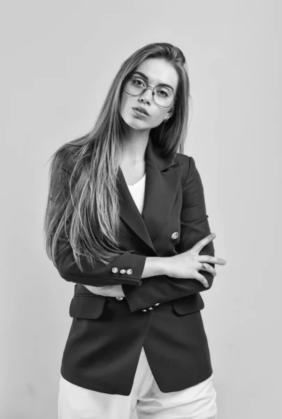 Smart girl brýle dlouhé vlasy oblečení módní sako, kancelářský pracovník koncept — Stock fotografie