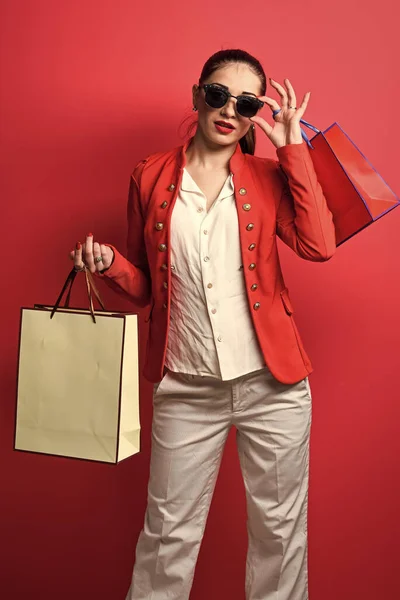 Divatos nő vásárolni megy. szexi hölgy csomagokkal. ünnepi ünnepek és felkészülés — Stock Fotó