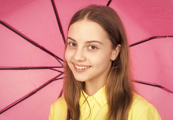 Regenachtige weersvoorspelling. terug naar school. kindertijd. valmode accessoire. — Stockfoto