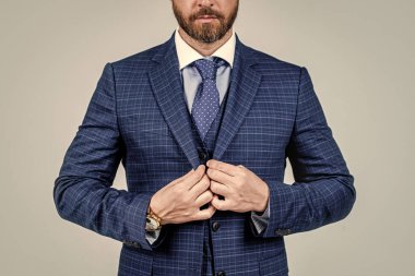 Harika bir yere git. Monokromatik topluluk. Kravatlı mavi takım elbise. Resmi erkek modası. Klasik moda tarzı. Şık bir kıyafet. Erkek giyim. İş kıyafeti. İş toplantısı. Ofis için mükemmel.