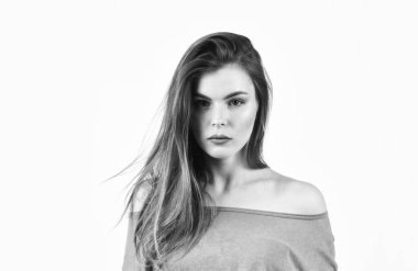 Yüz, vücut ve saç bakımı ürünleri. Beyaz arka planda seksi bir kadın. Kozmetik ve cilt bakımı. Şehvetli görünüş. Moda modeli. Kadın güzelliği ve moda. Doğal makyajlı bir kız. Yaz eğilimleri