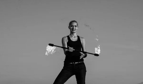 Happy sexy fire performer mulher manipular baton flamejante no céu azul ao ar livre, desempenho — Fotografia de Stock