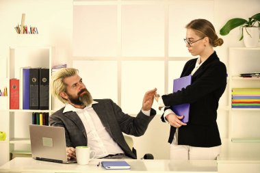 cinsel taciz. Kadın ve erkek iş meselelerini tartışıyor. İş arkadaşları sohbet ederken beyin fırtınası yapıyor. İşyerindeki fikirleri açıkla. Modern ofisteki iş arkadaşları. Danışman koçu asistanla konuşuyor.