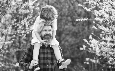 Görüşmeyeli uzun zaman oldu. Birlikte dışarıda rahatlayın. Biz bir aileyiz. Küçük çocuk babasına sarılıyor. Baba ve oğul, Sakura ağacı çiçeğinin yanında. Babalar günün kutlu olsun. Çocuklar gününü birlikte kutluyoruz. Aile sevgisi ve değerleri