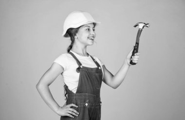 Geleceğin mesleği. Ustabaşı müfettişi çalışmayı sever. Meslek öğrenme konsepti. Atölyedeki çocuk el aleti kullanmayı öğreniyor. Mühendis kıyafeti giyen kız. Kendini geliştirmek için araçlar