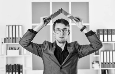 Çok iş var. Adam ofis kıyafeti giyiyor. Erkek emlakçı zor bir gün geçiriyor. Çevrimiçi kurslar öğretmeni. Hukuk bürosunun lideri. Bilgisayarla çalışan kendinden emin bir avukat. Çevik iş. Not tutan iş adamı