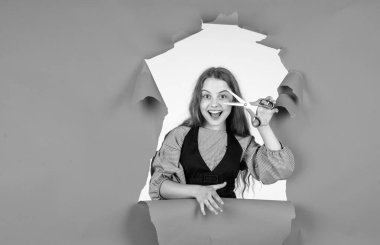 Çocuk kuaförde budanmış. Makaslı çocuk saç kesmek istiyor. Kuafördeki kız. Genç kız saç kesiyor. Saçını makasla kesen tatlı bir kız.