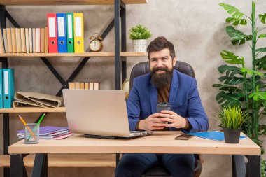 Ofisteki bilgisayarlı, modern hayattaki acımasız gülümseyen ağ yöneticisi