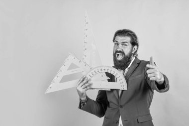 Acımasız, traşsız, üniversitede matematik hocası, okul.