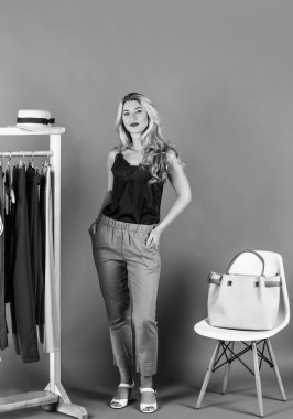 Moda butiği ve gardıropta kıyafet seçen şık bir kadın.