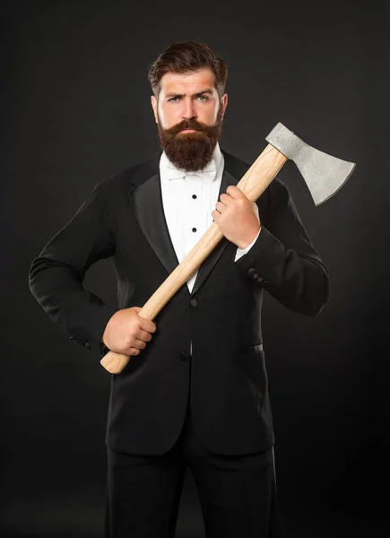 Sério homem brutal com barba e bigode em terno formal segurando fundo escuro machado, brutalidade — Fotografia de Stock