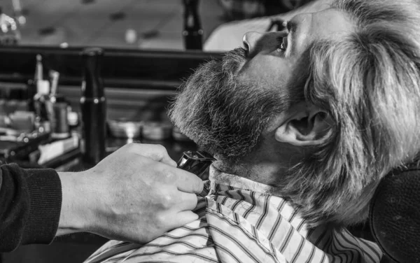 Behåller skägget. Förbättra din frisyr erfarenhet. Ansiktshår. Odla skägg och mustasch. Mannen på frisersalongen. Frisörsalong. Professionell frisör och klient. Klippskägg på nära håll — Stockfoto