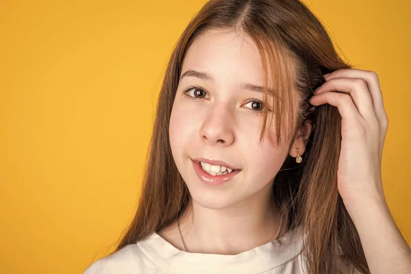 Έφηβος κορίτσι αγγίζουν μακριά μαλλιά έχει τέλεια τρυφερή επιδερμίδα, ομορφιά — Φωτογραφία Αρχείου