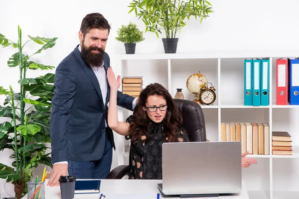 Щасливий бізнесмен і бізнес-леді використовують ноутбук, що працює в офісі, робота — стокове фото